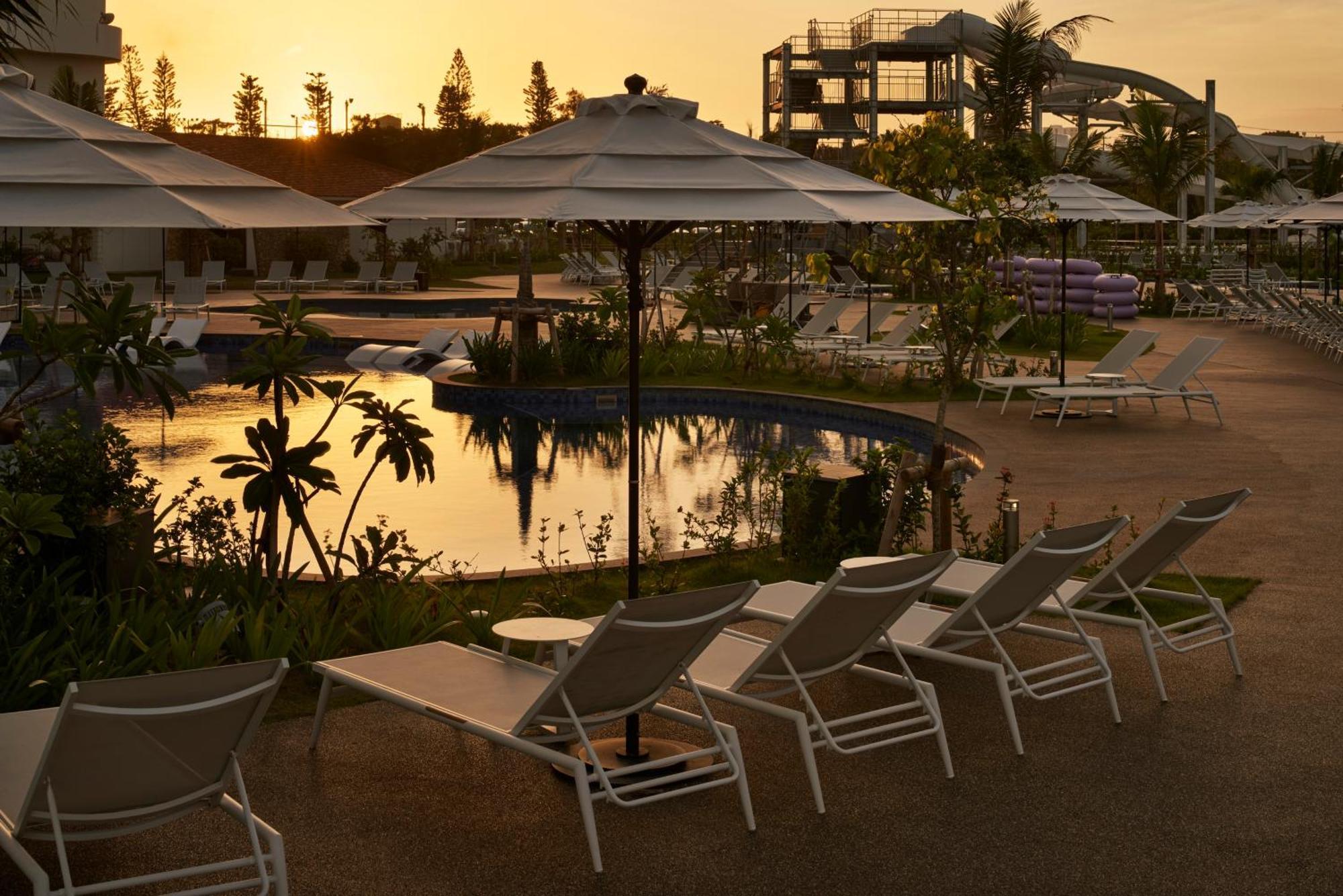 Grand Mercure Okinawa Cape Zanpa Resort Йомитан Экстерьер фото
